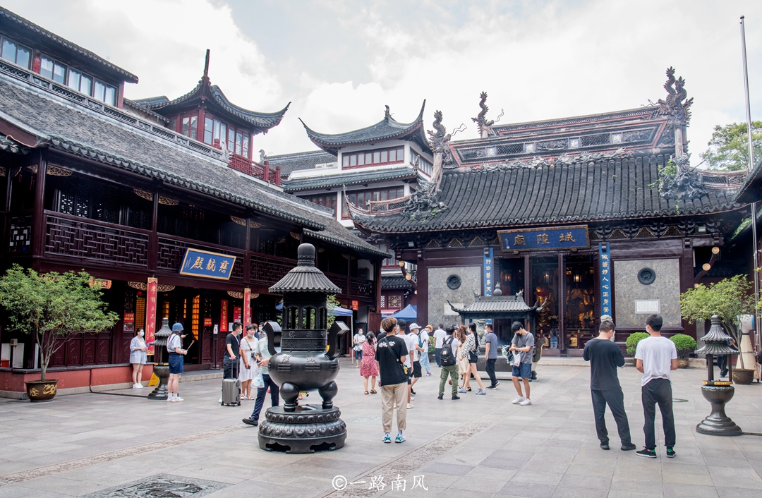 上海外地游客较多的庙宇,是"长江三大庙"之一,地处繁华商圈中
