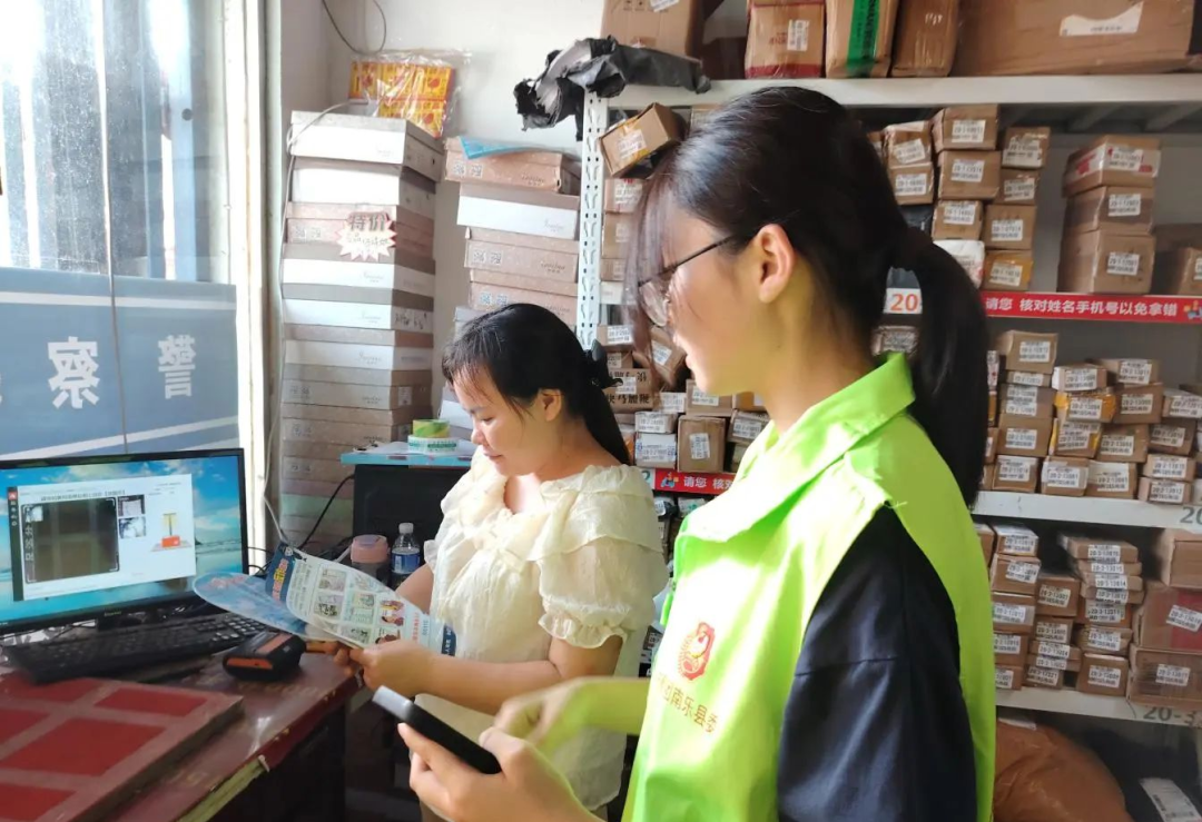 近日,南乐县法学会谷金楼法律服务工作站组织青年普法志愿者开展敲门