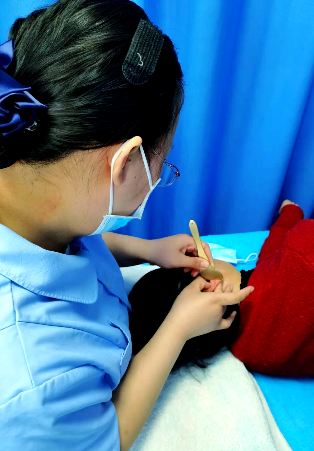 中医耳部刮痧疗法的独特魅力与广泛应用