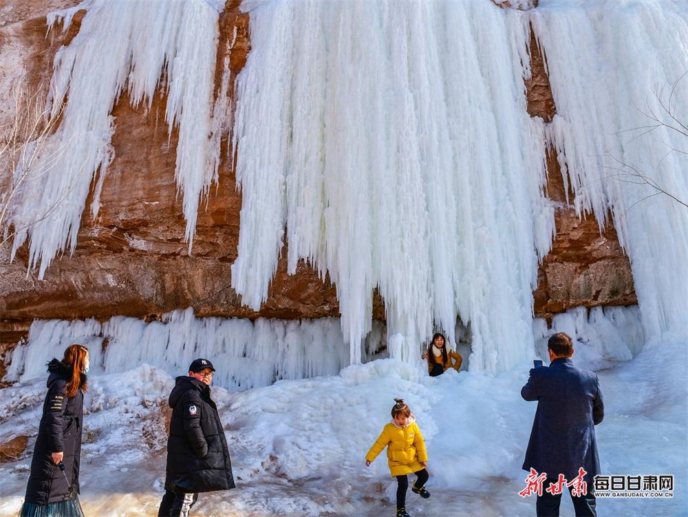 靖远县乌兰镇河靖村冰挂"奇观"引游客"打卡"