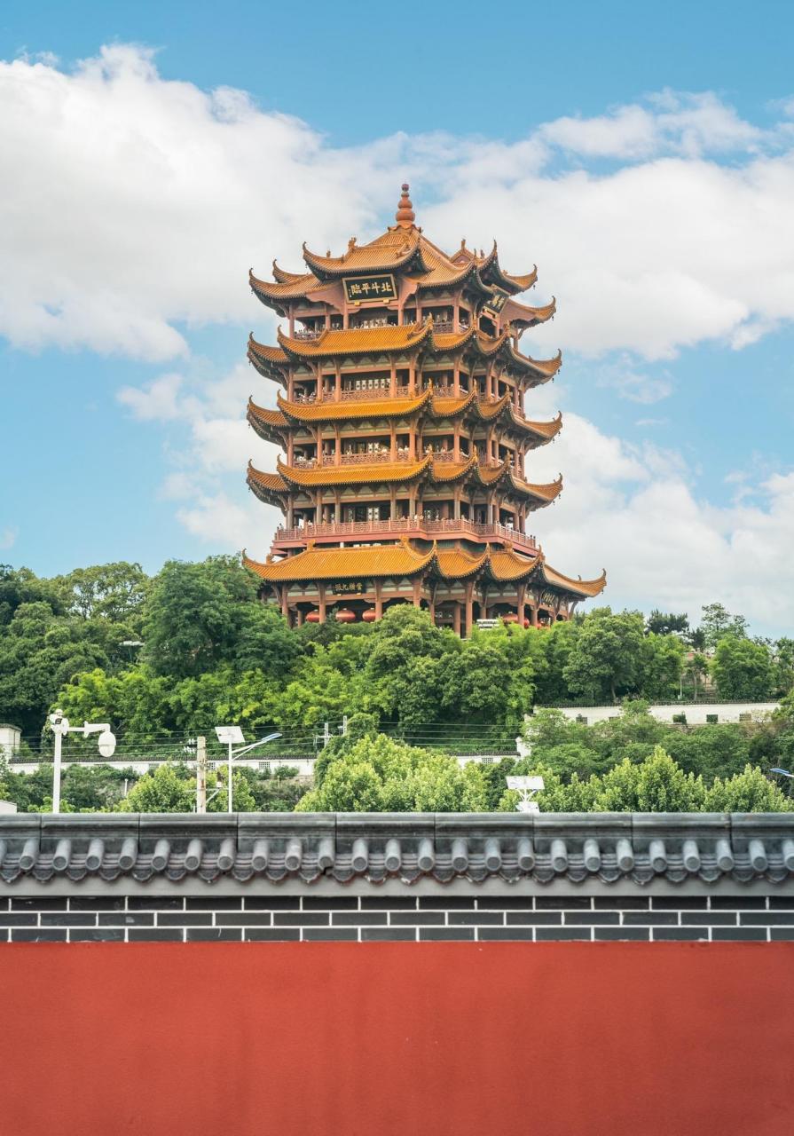 4月29日,司门口黄鹤楼地铁站c出口旁,新增了一面"故宫同款"朱红色院墙