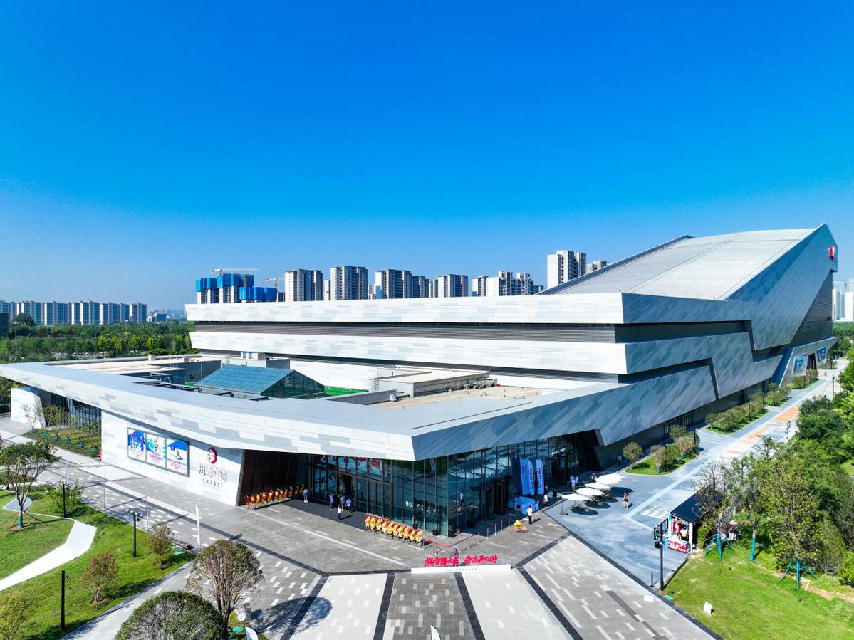 燃情开板 共赴冰雪之约 冬奥冠军徐梦桃亲临"古都里的滑雪场"西安热雪