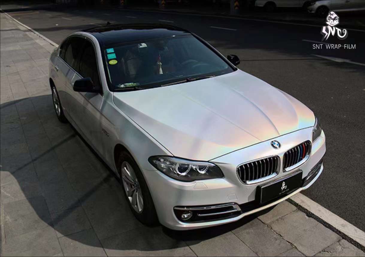 宝马525贴膜舒耐特改色膜彩虹镭射白