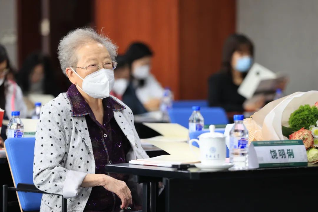 90岁"最美医生"饶明俐发言为何感动全场