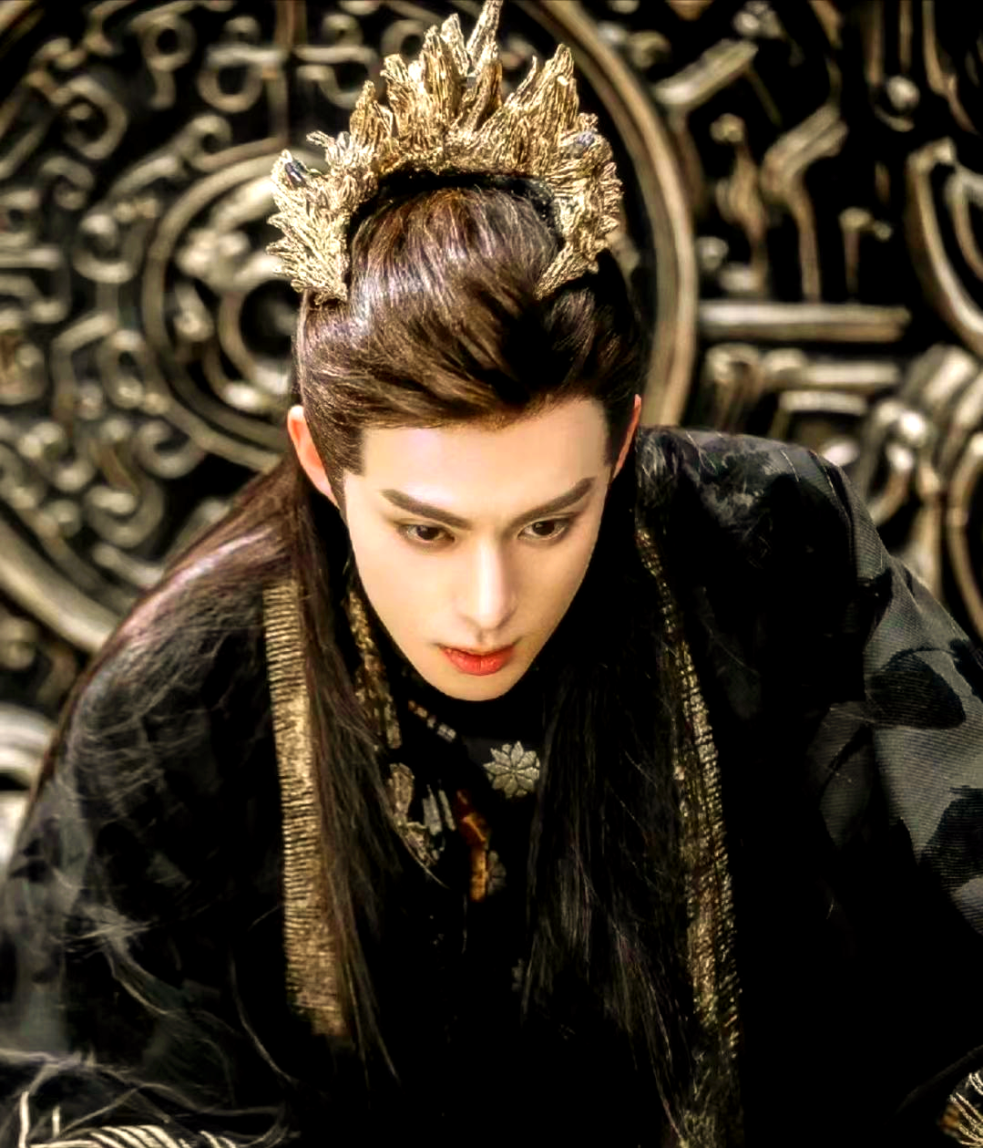 从"古偶丑男"到"古偶美男"的转变:解析王鹤棣的白发造型之路