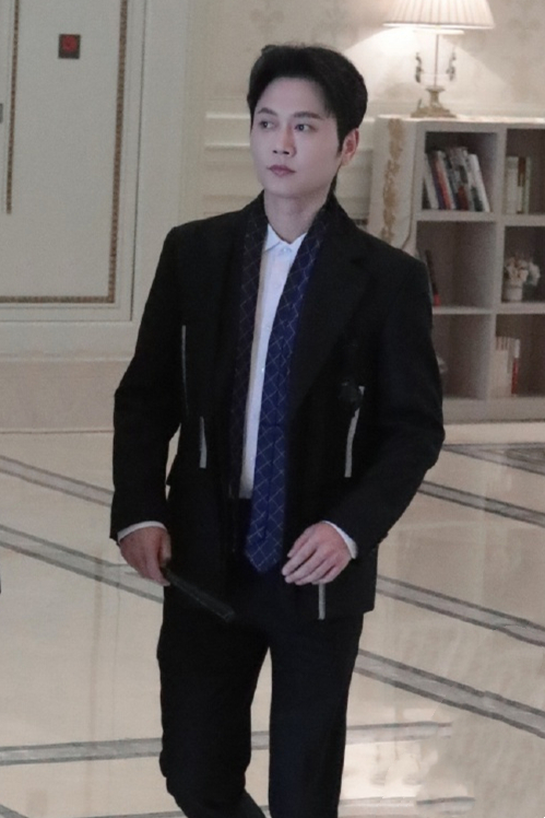 德云男团录制节目,栾云平穿蓝色格子西装出镜,真是"霸道总裁"