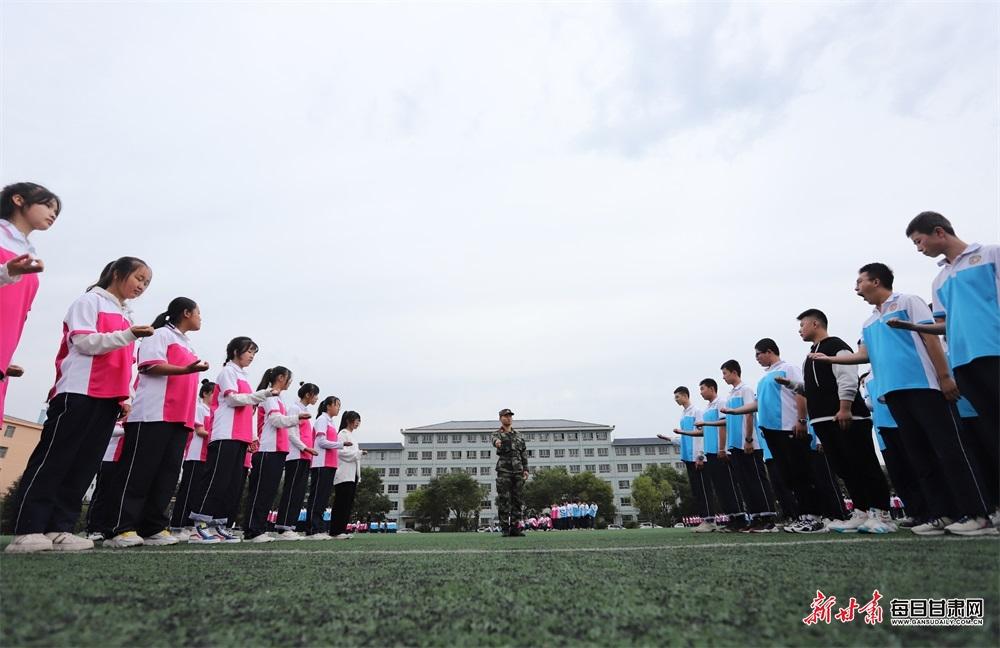 平凉五中:高一新生军训忙