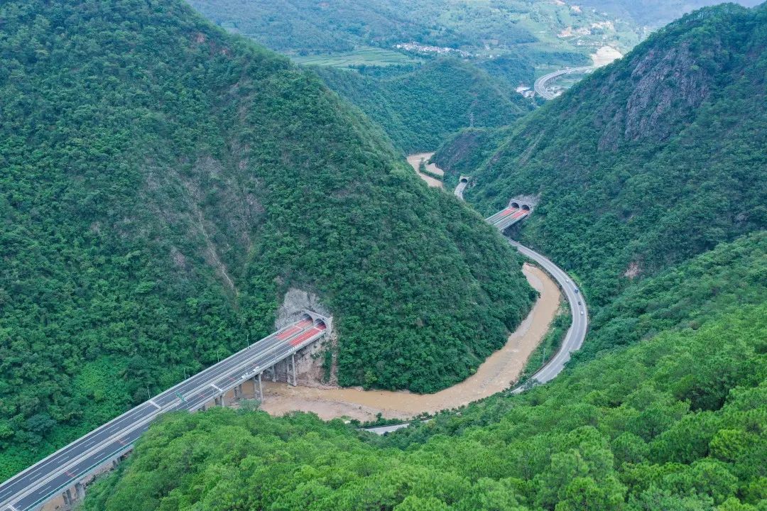 云临高速传捷报 8月31日,云南省云(县)临(沧)高速公路蚂蚁堆至临沧