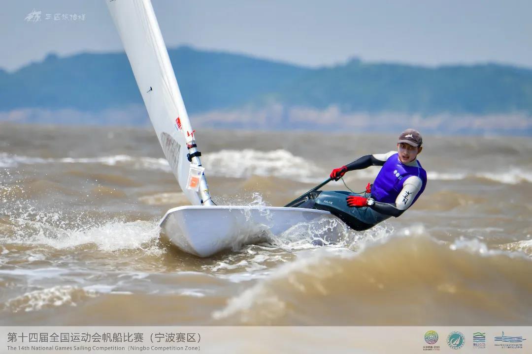 祝贺我市运动员邱钰龙勇夺全运会帆船男子激光级银牌!