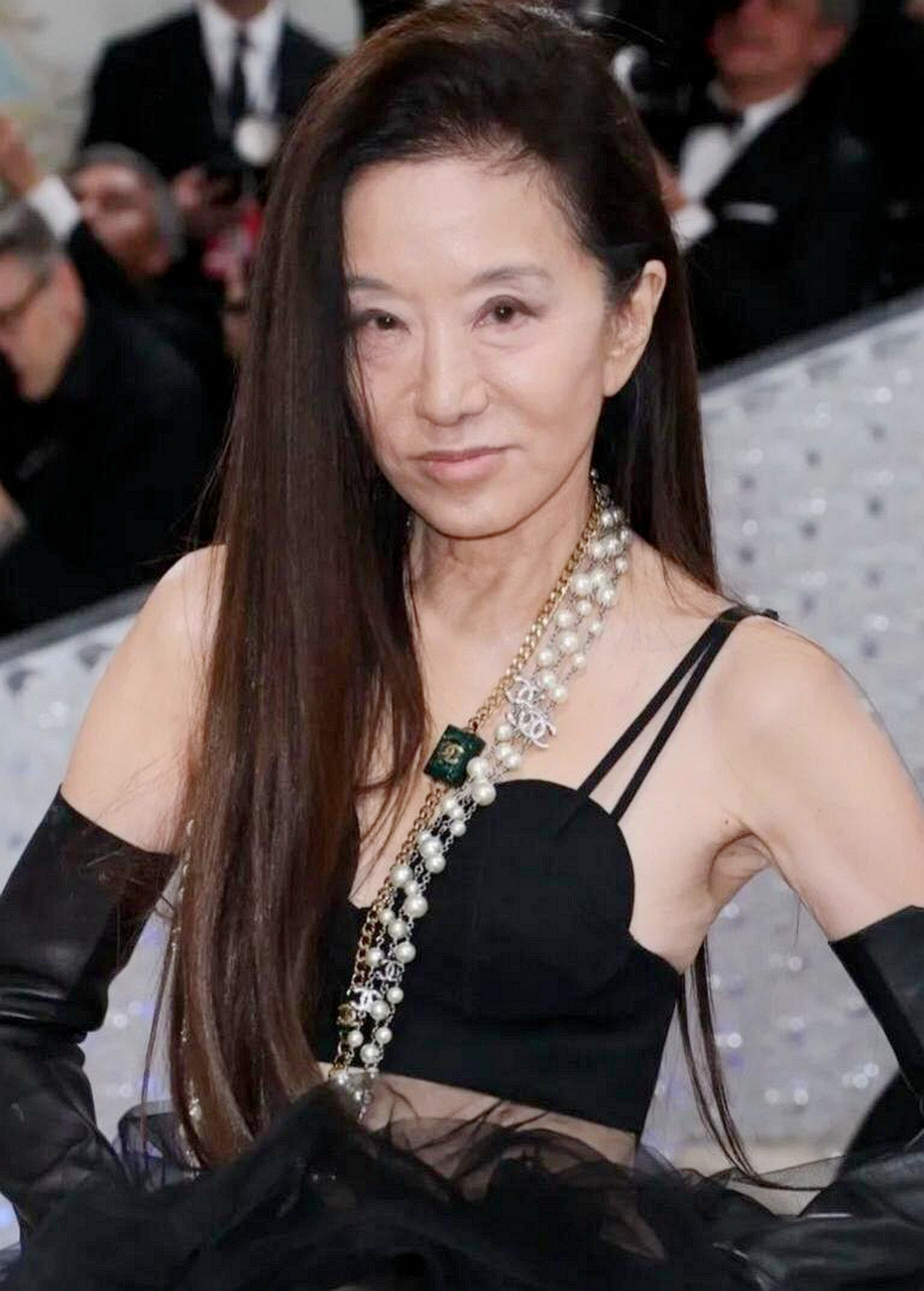 74岁王薇薇参加纽约大都会时装庆典,穿着吊带抹胸纱