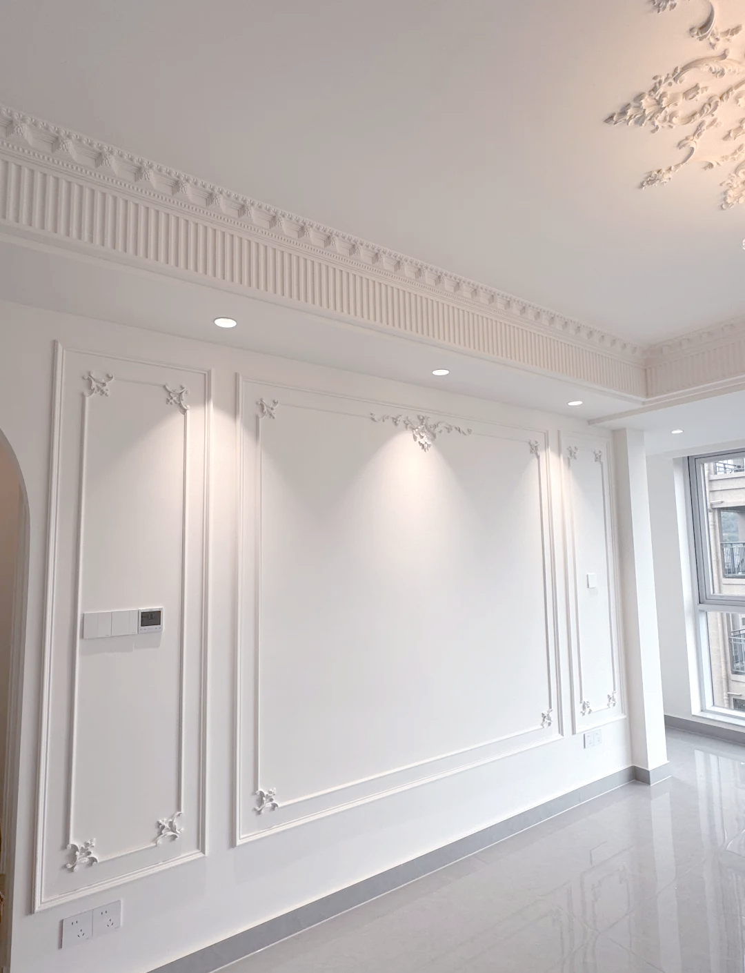 pu线条与石膏线的和谐共生在室内装饰的舞台上,pu线条与石膏线共同