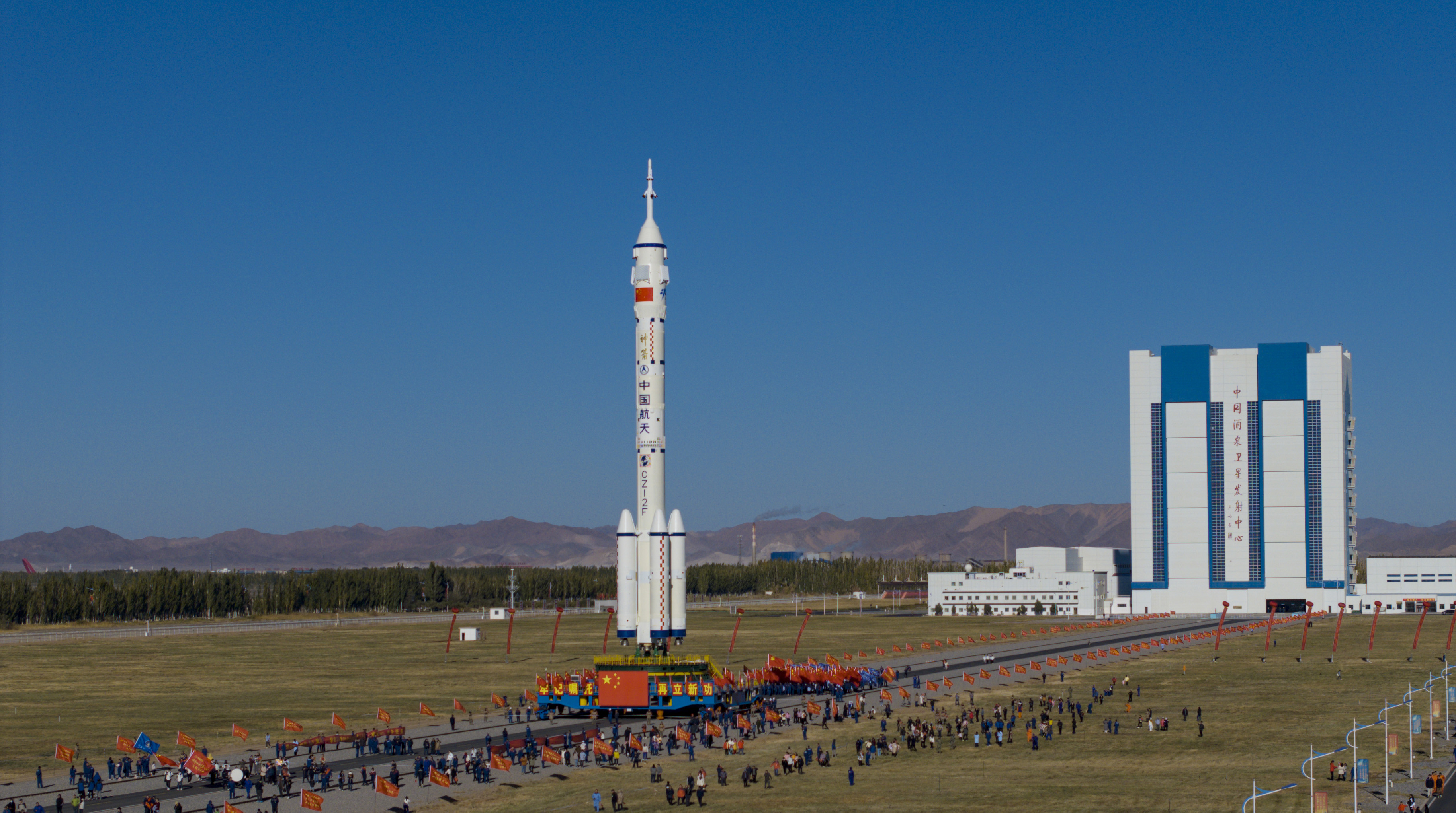 神舟十七号船箭组合体垂直转运高燃回顾