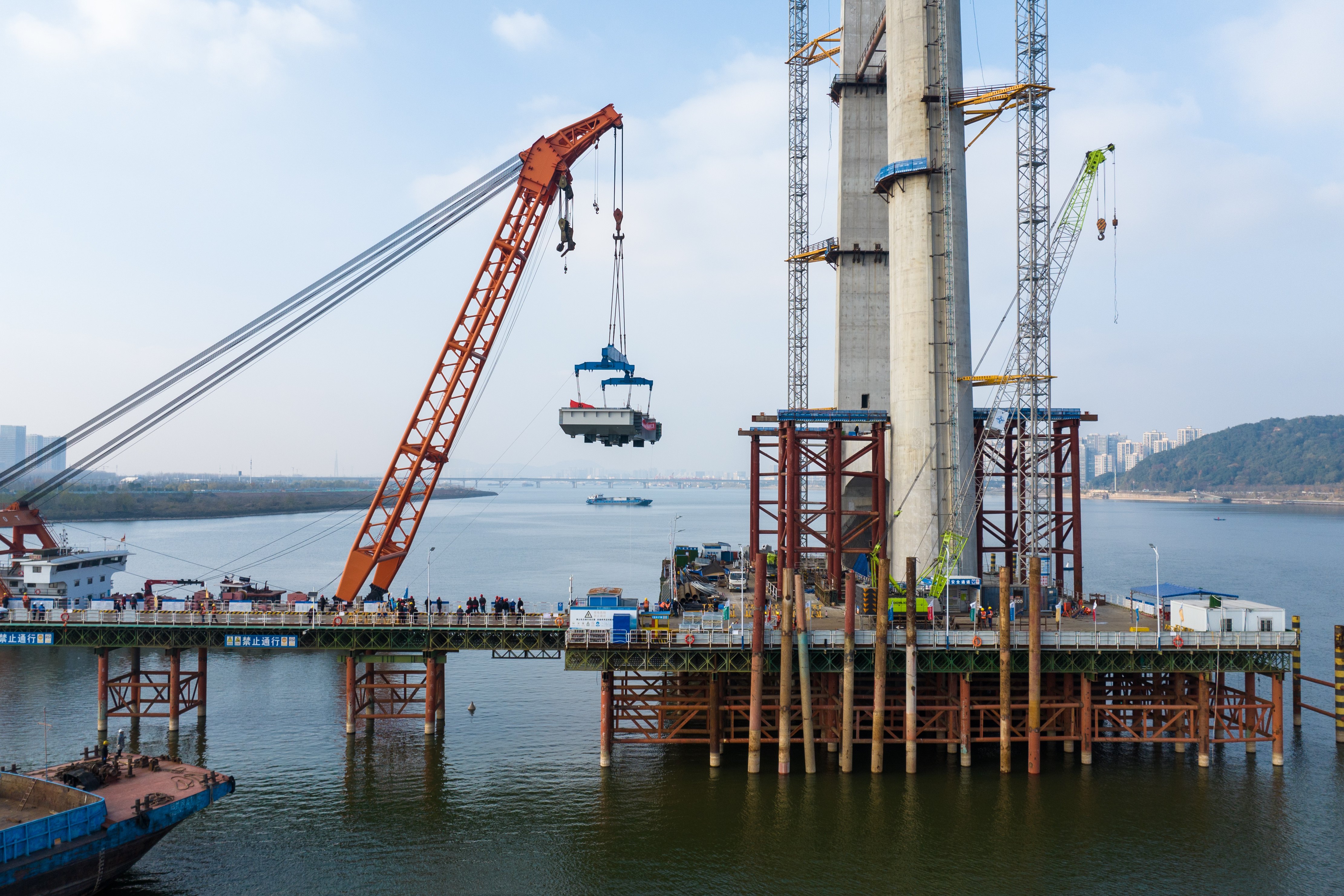 (经济)长沙兴联路大通道项目双塔斜拉桥首段主梁架设完成