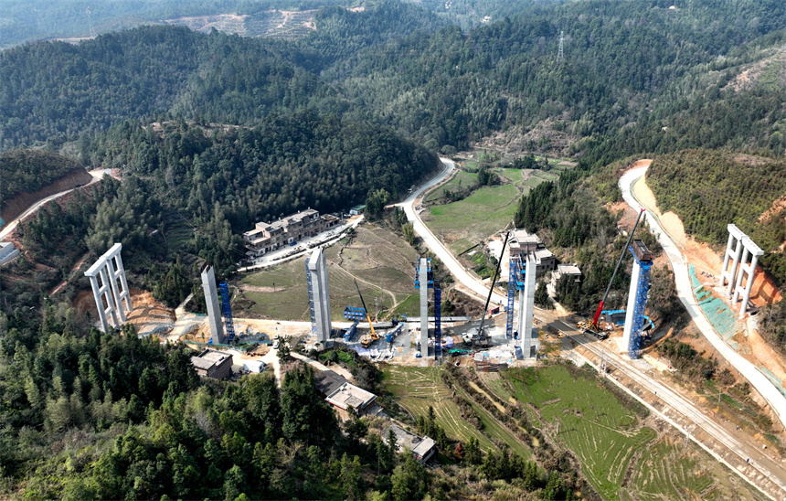 江西遂川:高速公路建设正酣