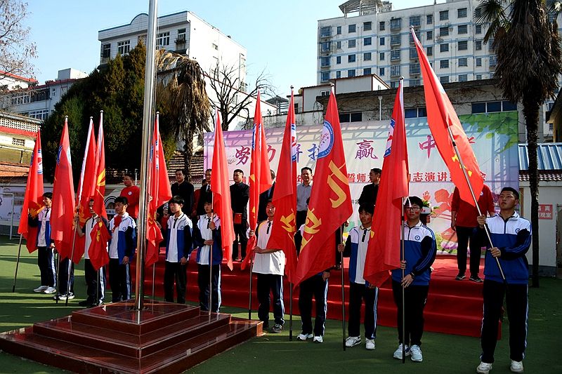 潢川二中举行2023年中考誓师冲刺大会暨励志演讲报告会