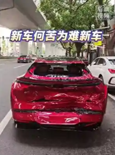 刚提车30分钟 被仅提一天的同款车连环撞击 网友：新车何苦为难新车