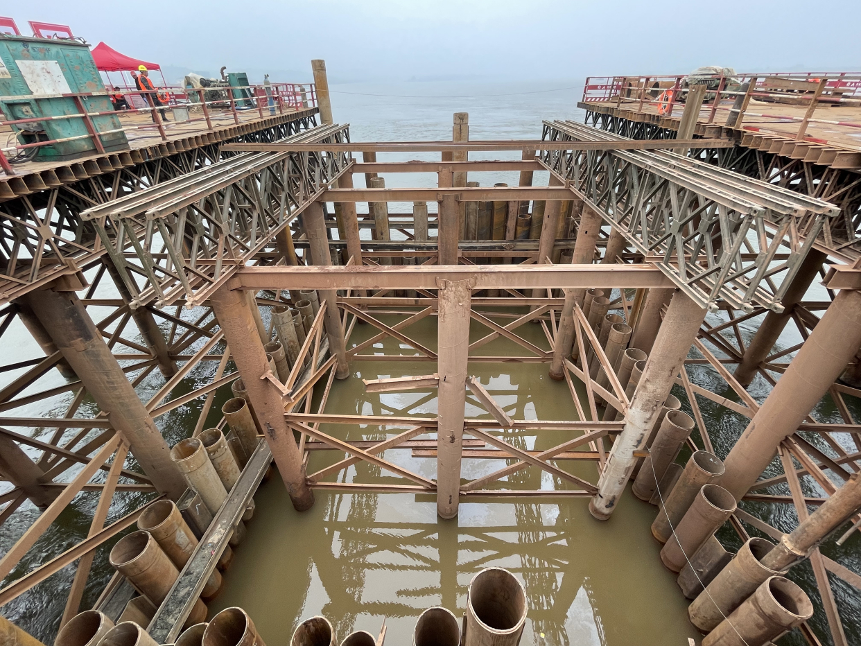 暮坪湘江特大桥首个钢围堰完成安装