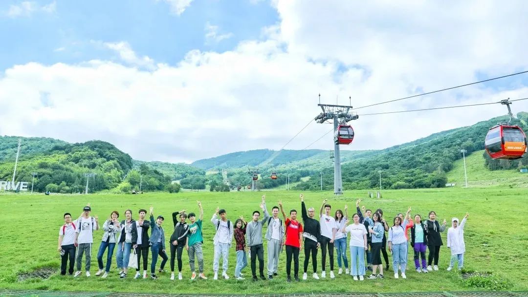 與家人,好友乘坐纜車登頂青山之巔,感受同一片索道下的不同季節風景