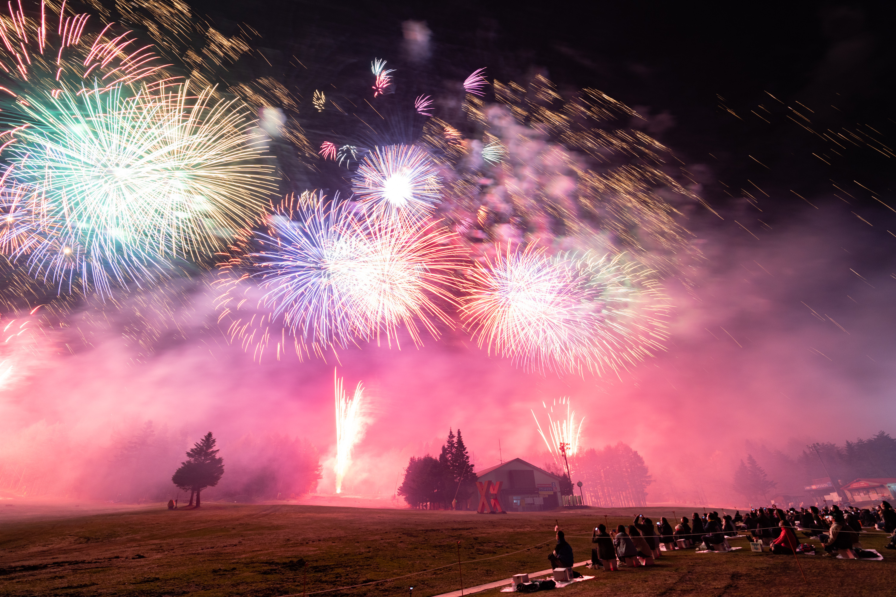 "绝景花火"烟花大会在日本山梨县举行