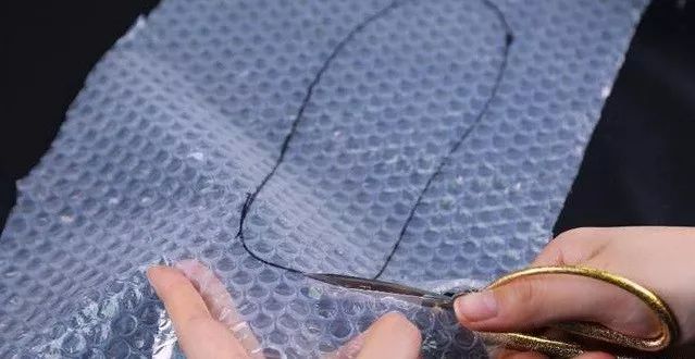 快递里的"气泡垫"别扔啦!放卫生间,厨房特实用,一年能省不少钱!