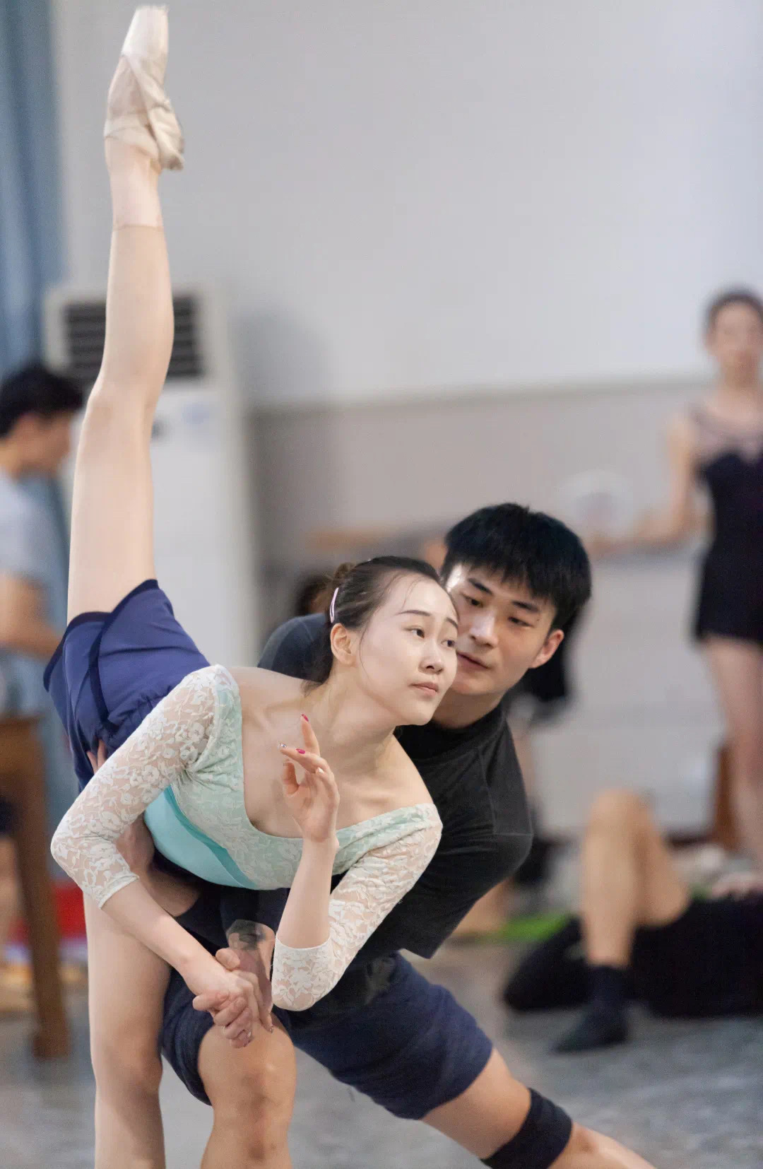 看芭蕾舞团演员如何夏练三伏