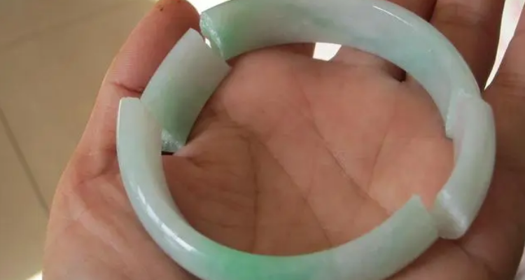 玉手镯碎了是扔掉还是怎样?