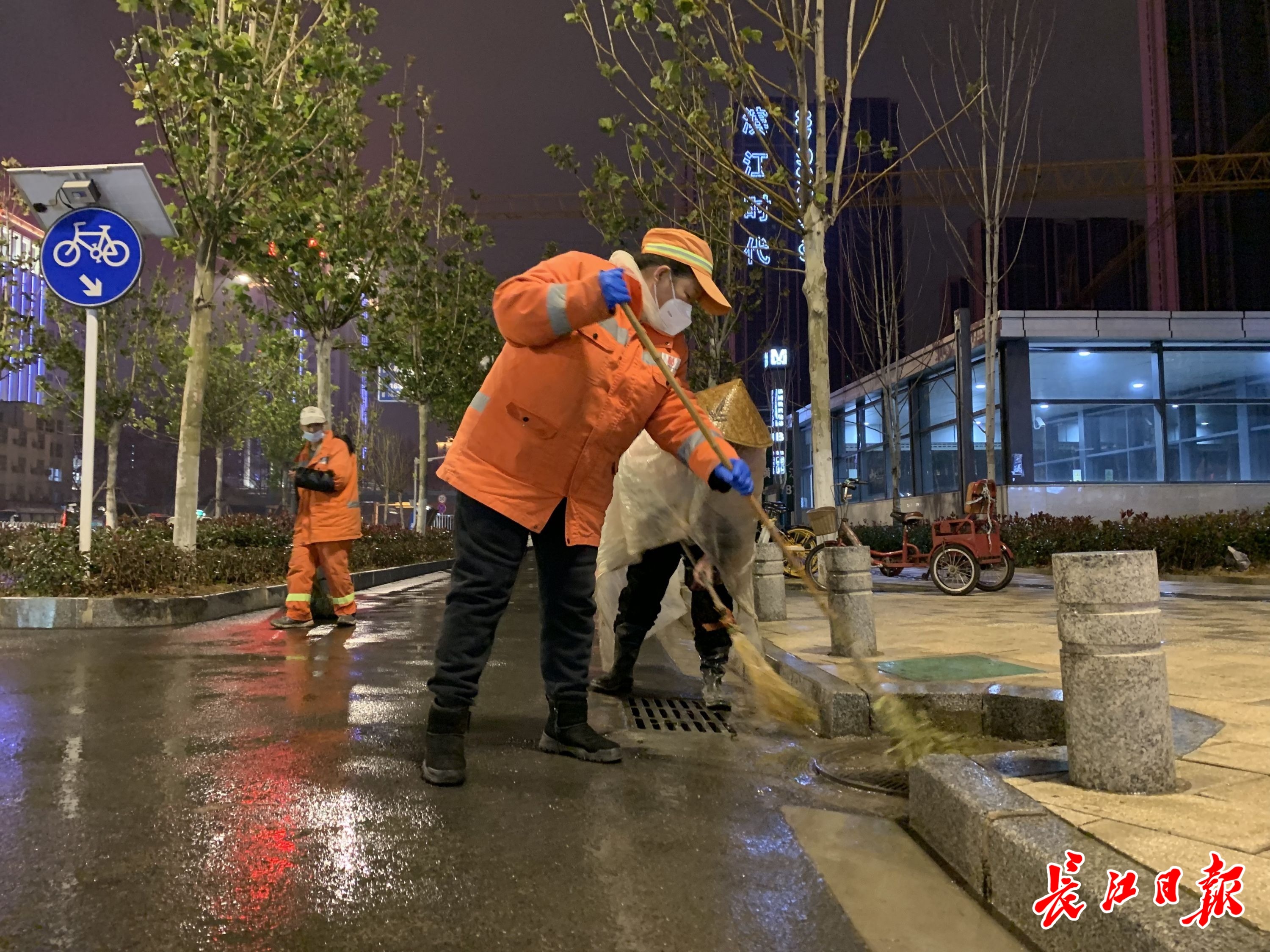 武汉28万环卫工人春节坚守岗位,守护城市整洁