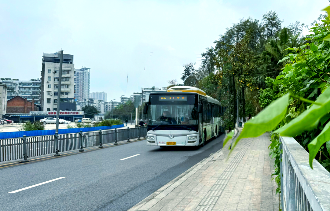 1958年,伴随着自贡交通的蓬勃发展,1路公交车也正式开通,为市民提供