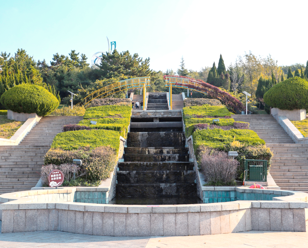 当秋高气爽,丹桂飘香之际,不妨踏上前往莱山区凤凰山公园的旅程,探寻