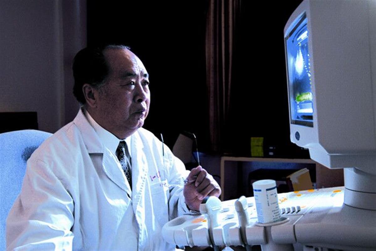 王新房教授给患者做超声检查