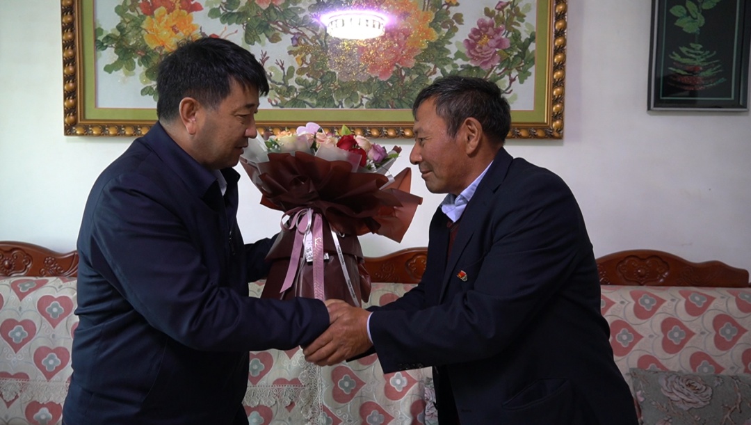 哈巴河县委书记张道良等县四套班子主要领导"五一"慰问劳动模范