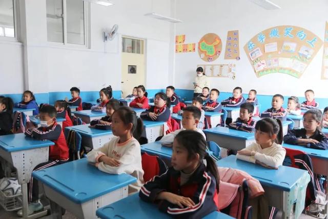 栖霞交警走进凤翔小学开展交通安全知识宣讲