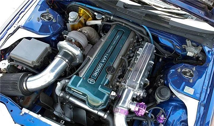 这款2jz发动机拥有两个不同版本,分别为自然吸气版和涡轮增压版,其