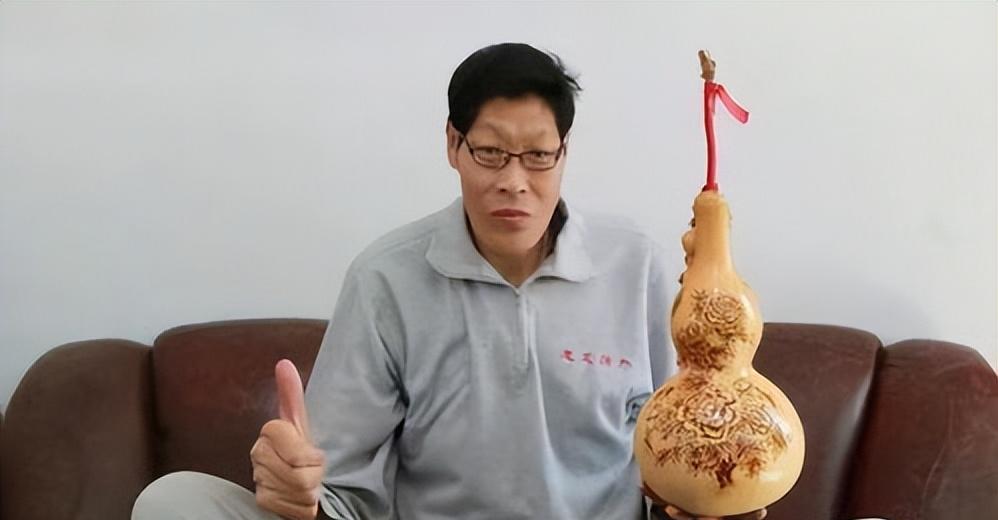 亚洲第一巨人张俊才:身高2.42米,24年前娶重庆姑娘,如今怎样了