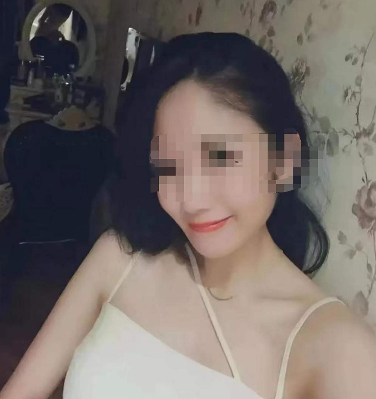 女主叶女士在唐山玉田(经营一家花店,虽芳龄32,但肤白貌美,身材妩媚