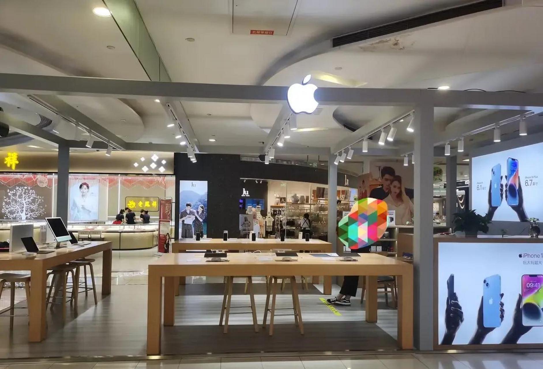 说个有意思的事情,我可能逛了个假的iphone专卖店[捂脸] 周末想着去逛