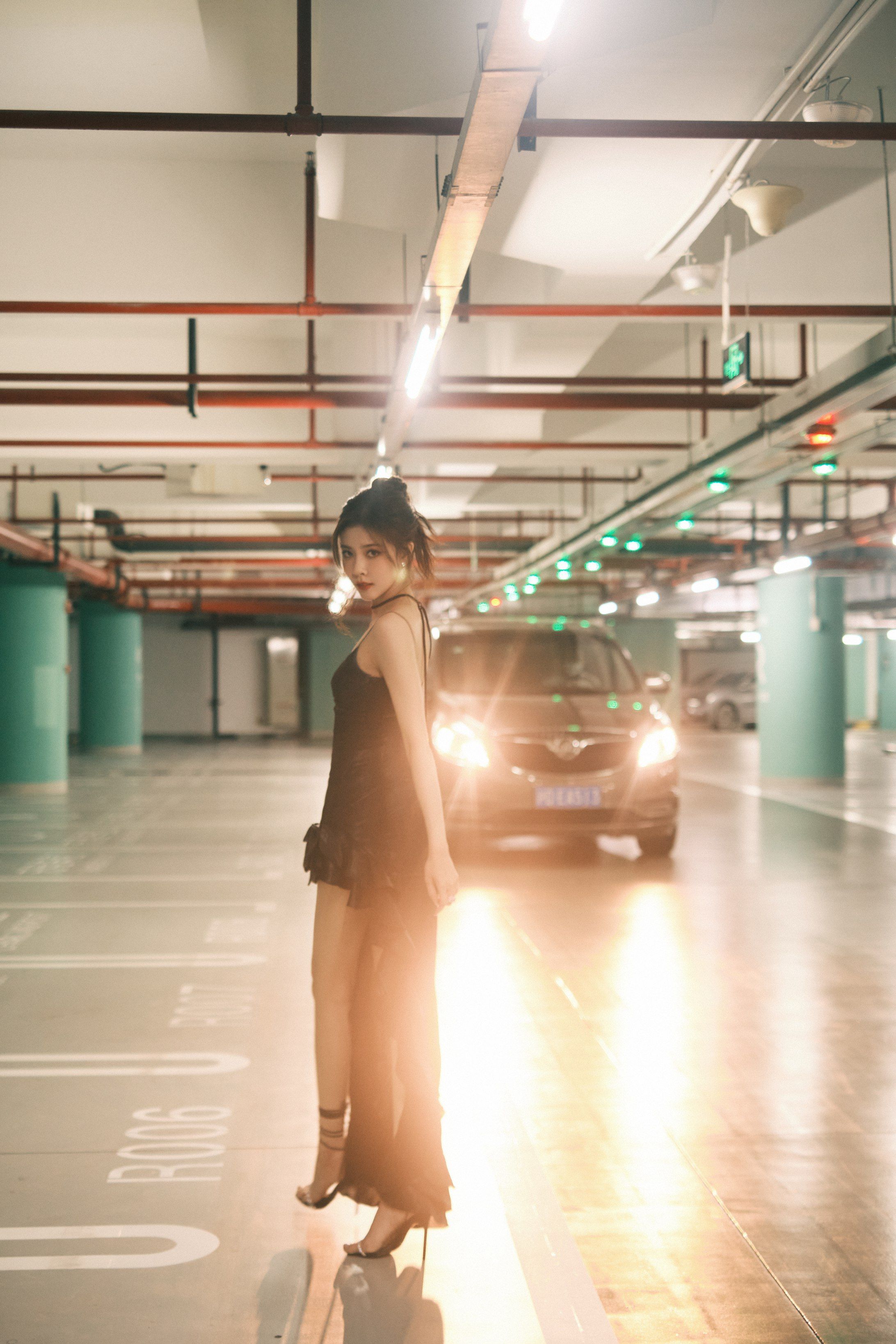 宋妍霏黑色吊带连衣裙大长腿性感写真