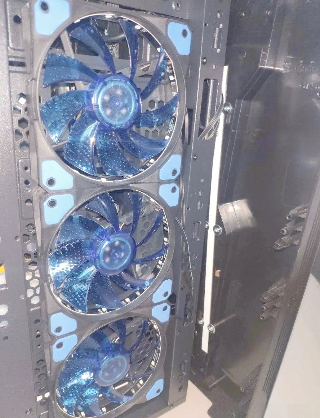 电脑主机高温怎么办?机箱风扇安装全攻略