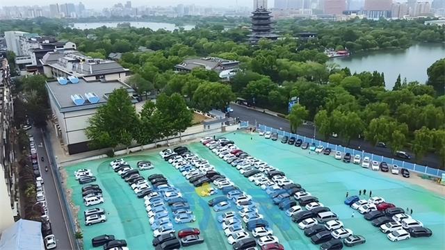 游济南大明湖停车方便啦 湖畔新增露天大型停车场