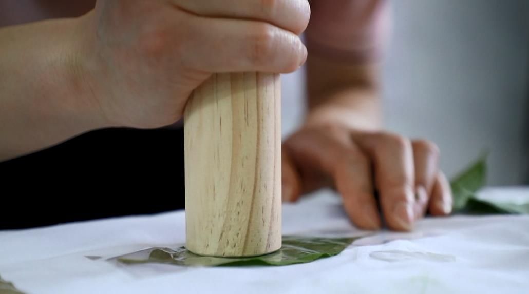 在龙泉二小,老师详细讲解了植物拓印的印制步骤,操作技巧和注意事项.