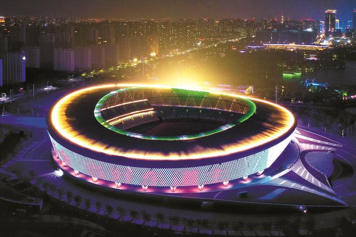 泰州体育公园"凤巢"主体育场进行灯光调试