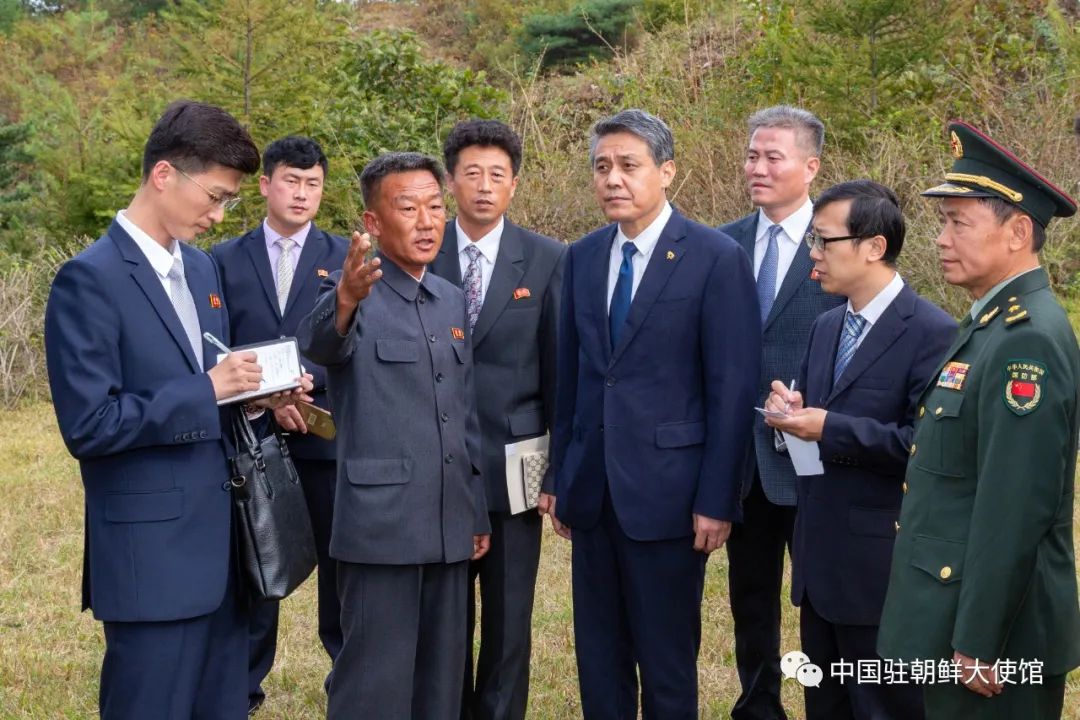 中国驻朝鲜大使王亚军大使祭扫元山中国人民志愿军烈士墓