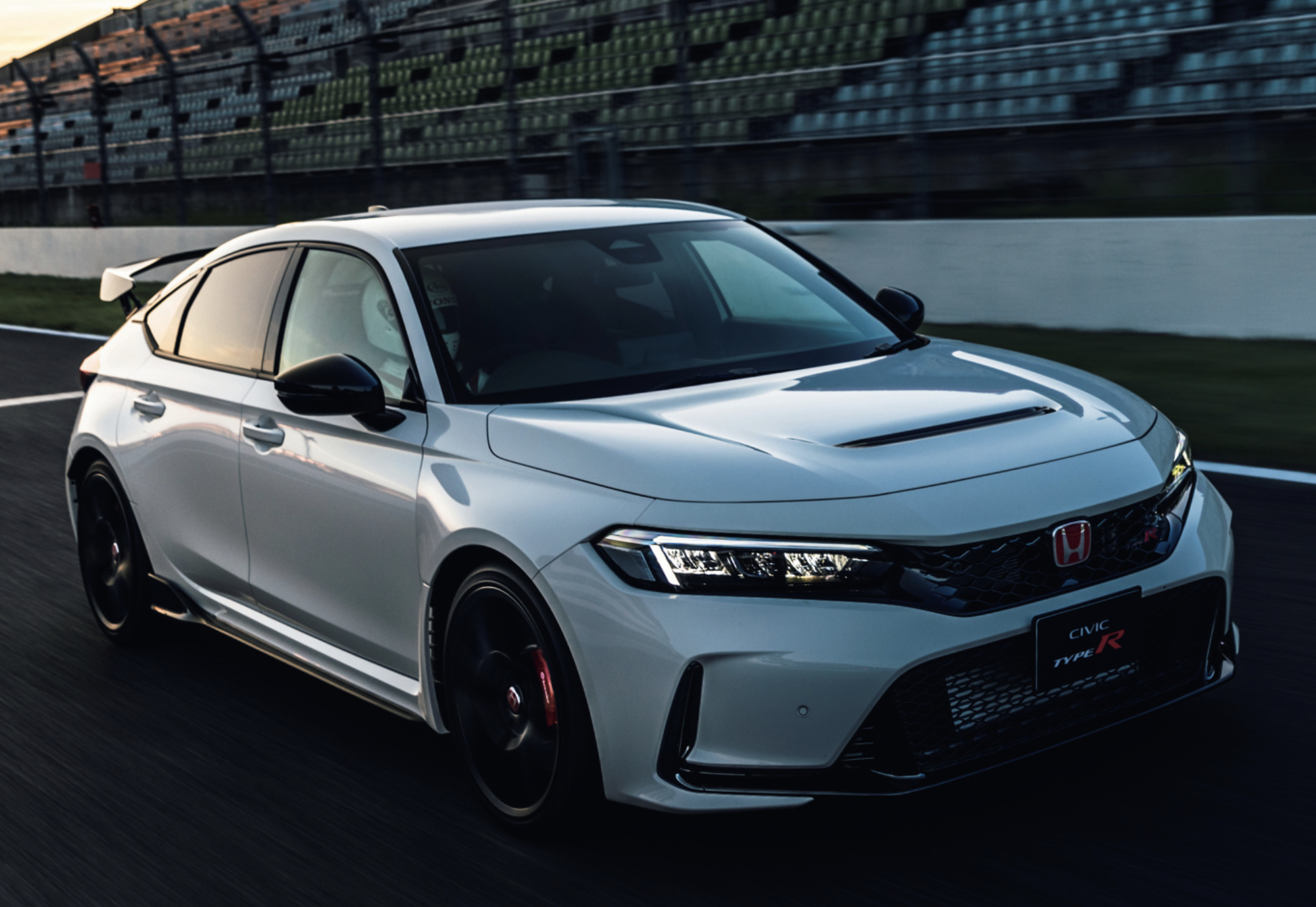 本田的"平民超跑",搭载2.0t红头发动机,300马力5.4秒破百