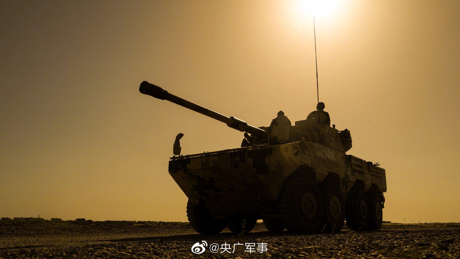 壁纸来袭!夕阳下装甲战车绝美剪影