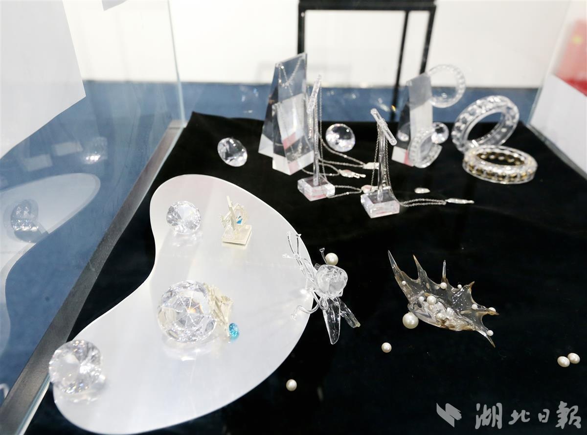中国地质大学(武汉)展出350多件学生制作的珠宝首饰作品