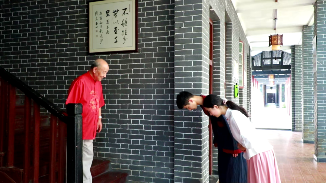 韶山南岸国学院师生见面礼