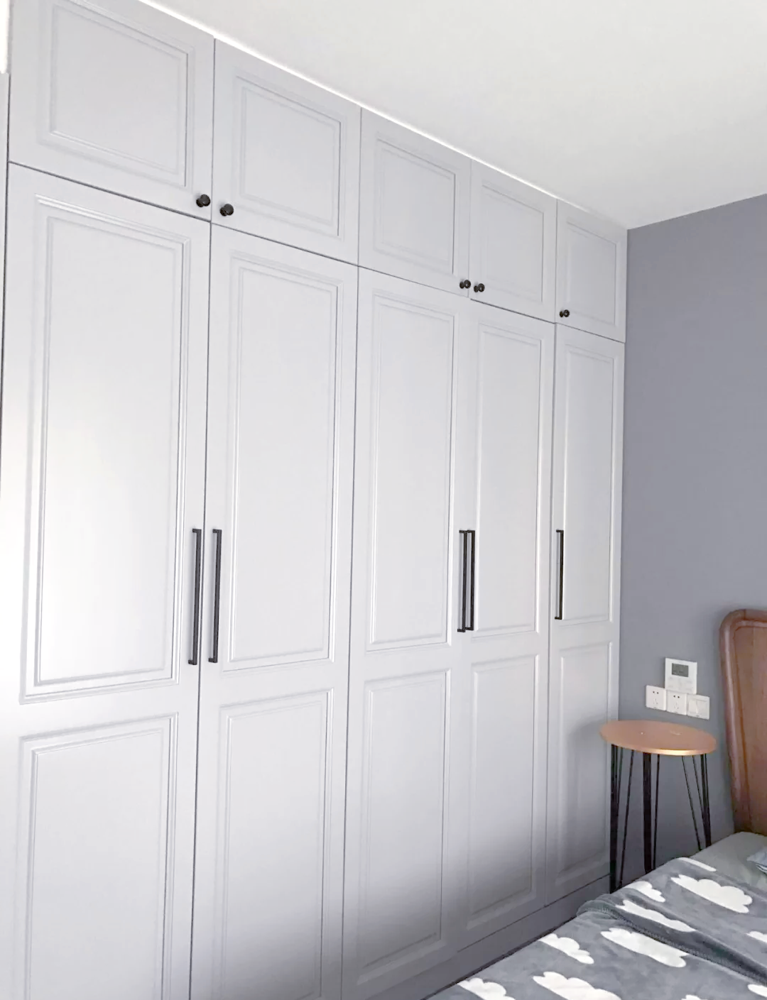 浅灰色衣柜能巧妙地与卧室