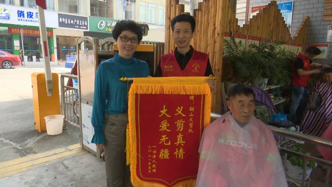 韶山市义剪队:进病房为老人义务理发 家属送锦旗表谢意(图)