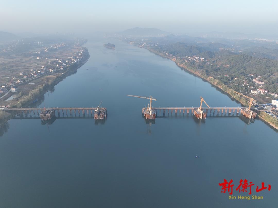 稳步推进白南高速董家潭湘江特大桥主桥墩浮出水面