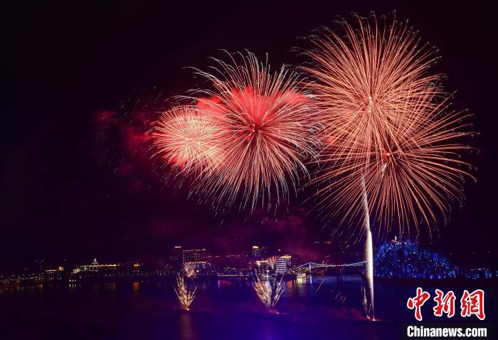 火树银花映春江 杭州富春江畔上演大型烟花秀